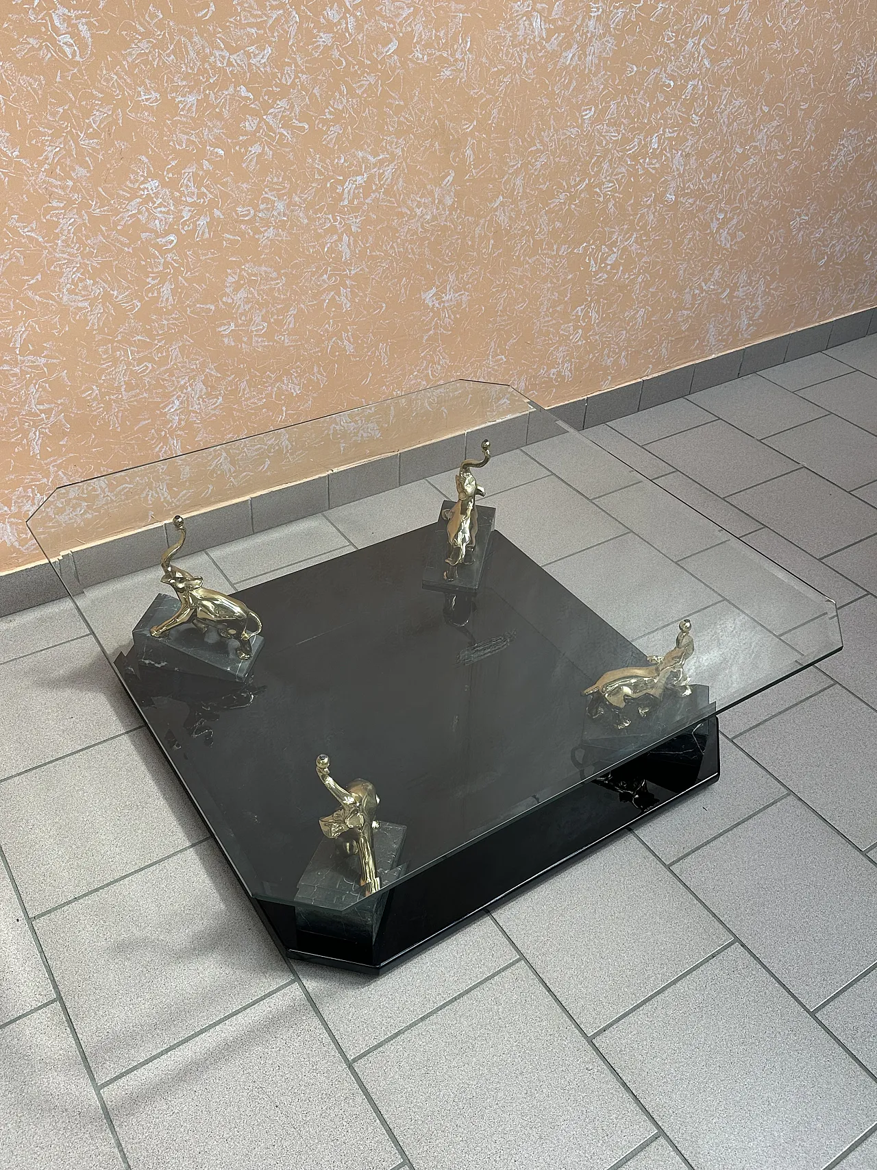 Tavolino Maison Romèo con elefanti laminati oro, Parigi, anni ’70 3