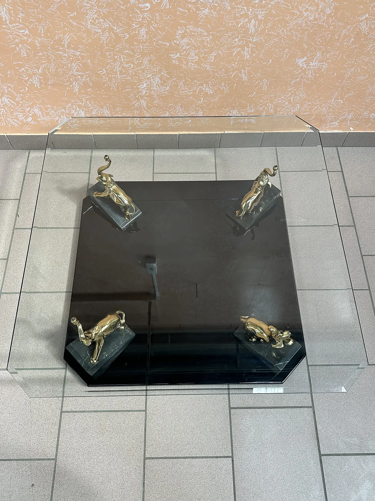 Tavolino Maison Romèo con elefanti laminati oro, Parigi, anni ’70 4