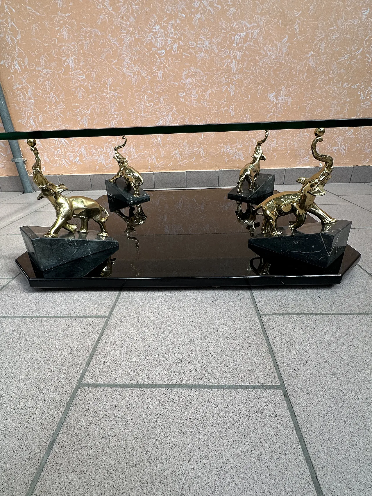 Tavolino Maison Romèo con elefanti laminati oro, Parigi, anni ’70 5