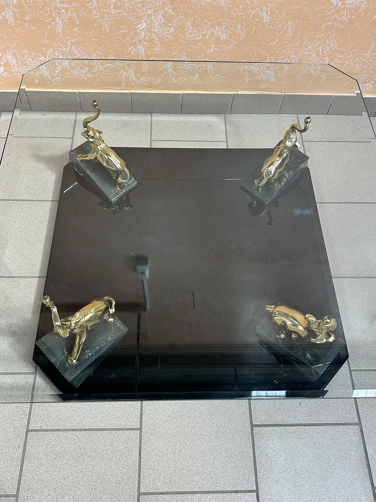 Tavolino Maison Romèo con elefanti laminati oro, Parigi, anni ’70 6