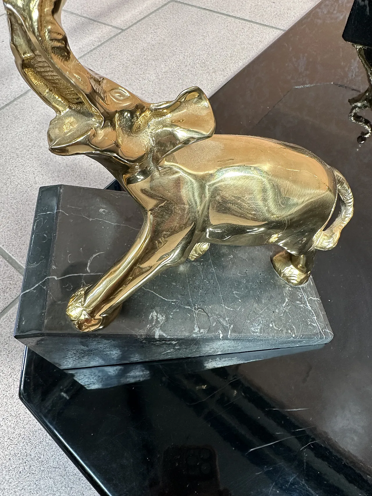 Tavolino Maison Romèo con elefanti laminati oro, Parigi, anni ’70 7