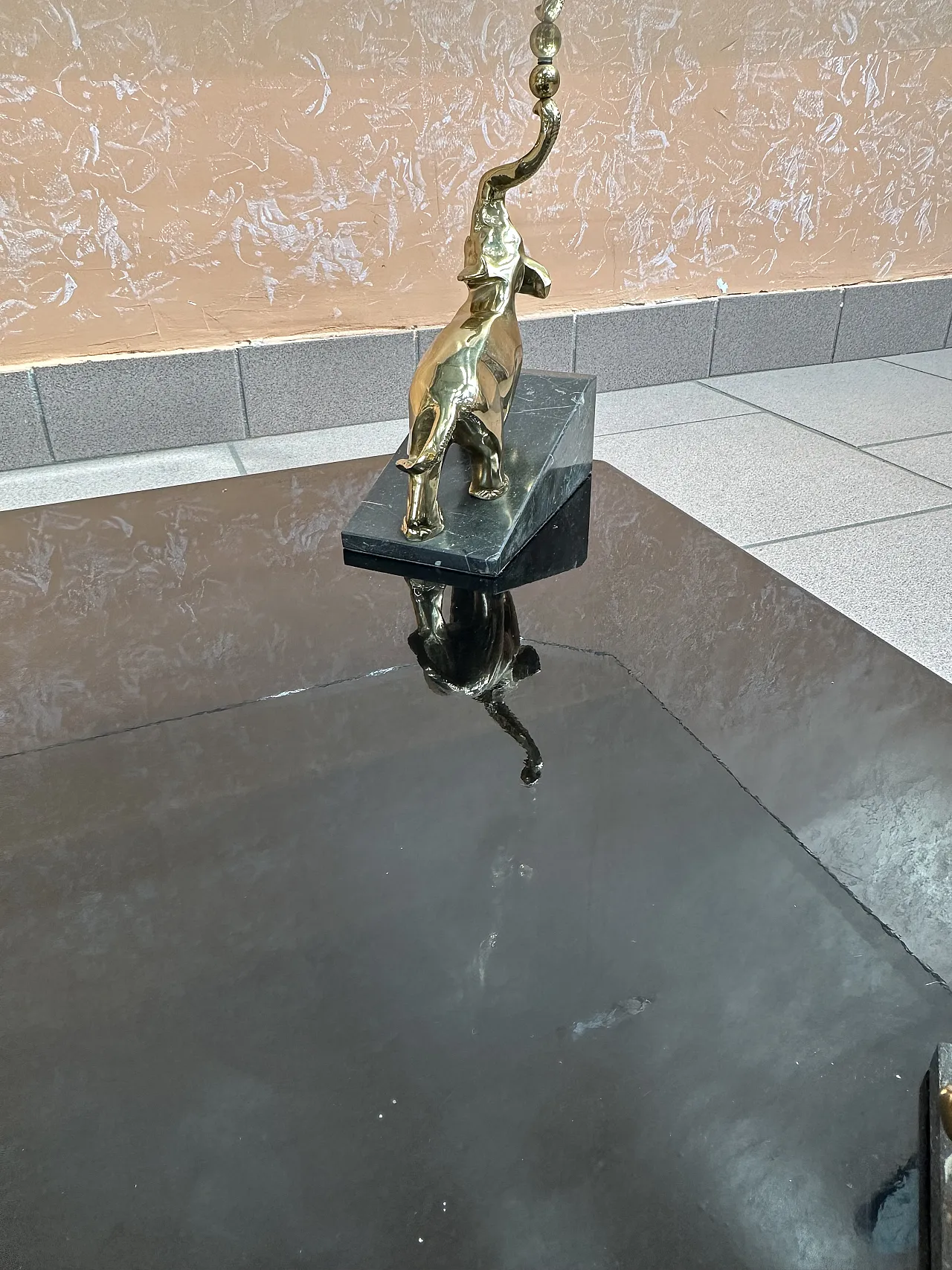 Tavolino Maison Romèo con elefanti laminati oro, Parigi, anni ’70 9