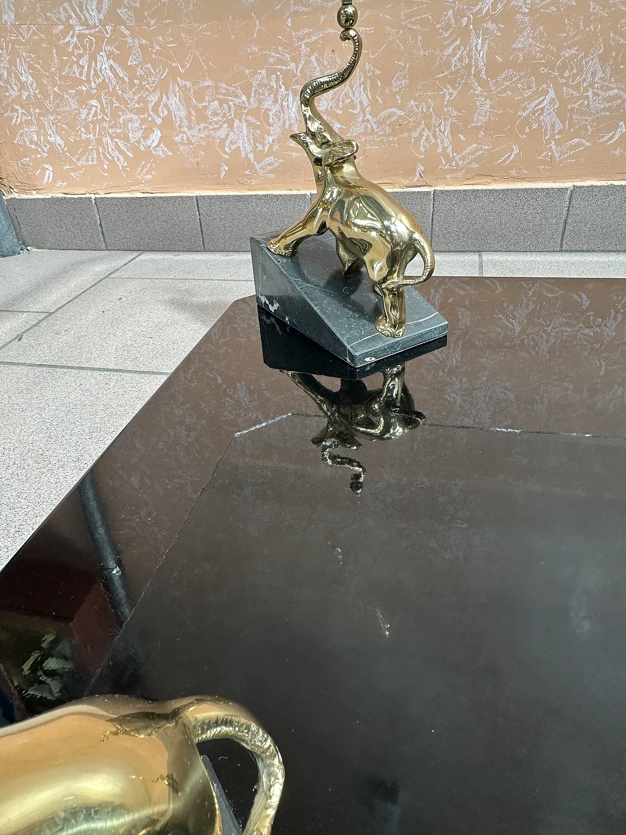 Tavolino Maison Romèo con elefanti laminati oro, Parigi, anni ’70 10