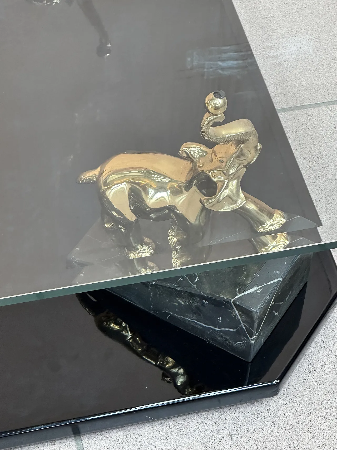 Tavolino Maison Romèo con elefanti laminati oro, Parigi, anni ’70 11