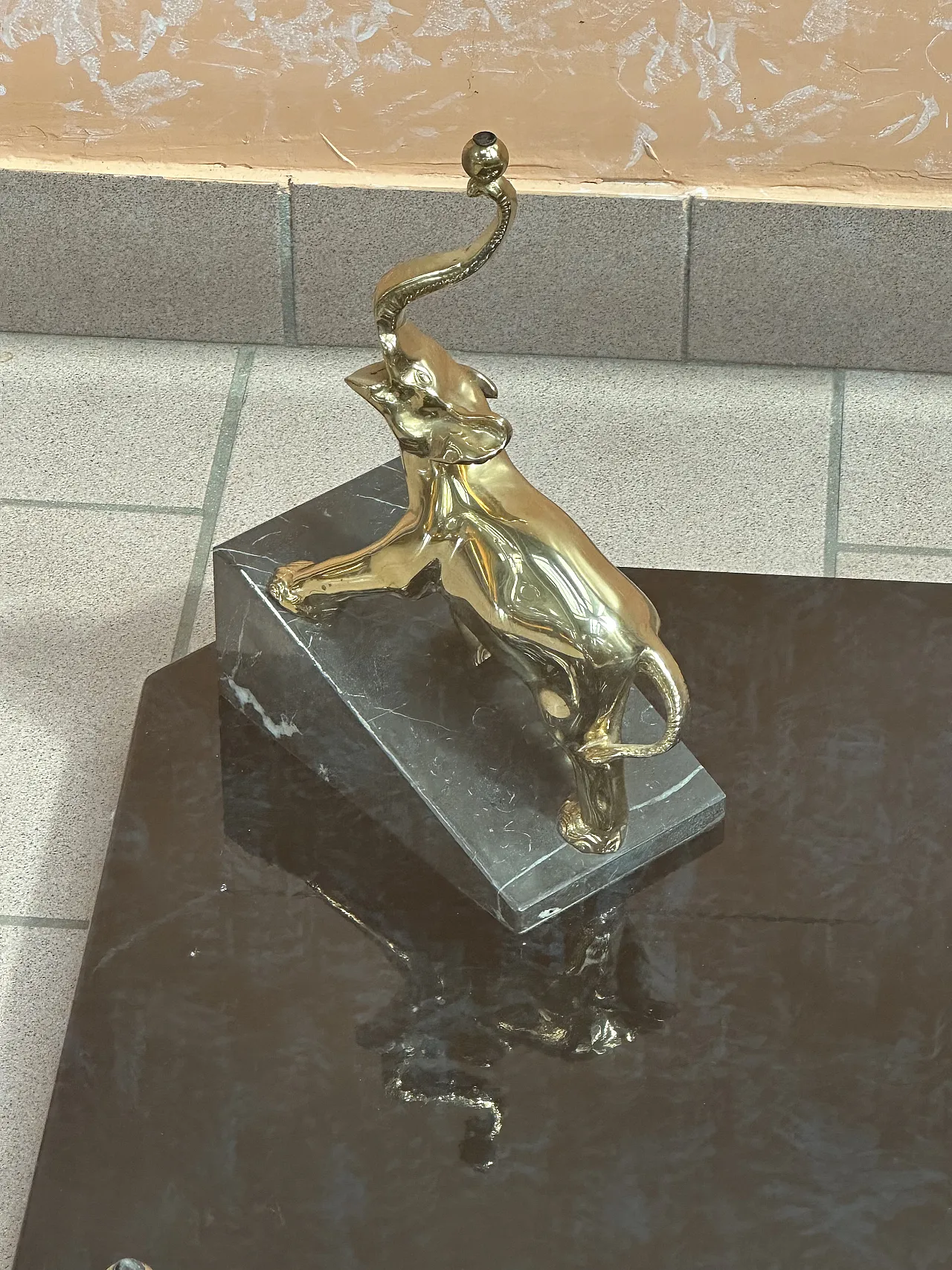 Tavolino Maison Romèo con elefanti laminati oro, Parigi, anni ’70 13