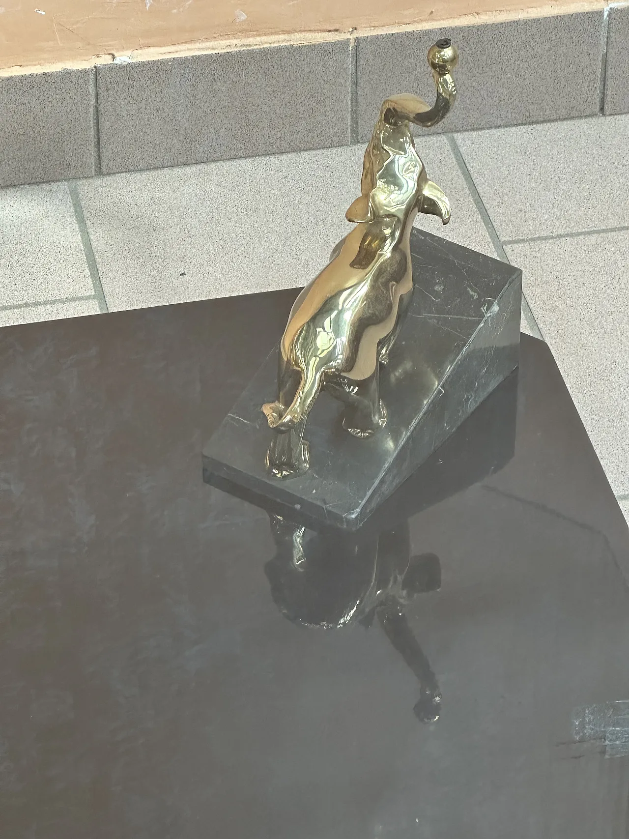 Tavolino Maison Romèo con elefanti laminati oro, Parigi, anni ’70 14