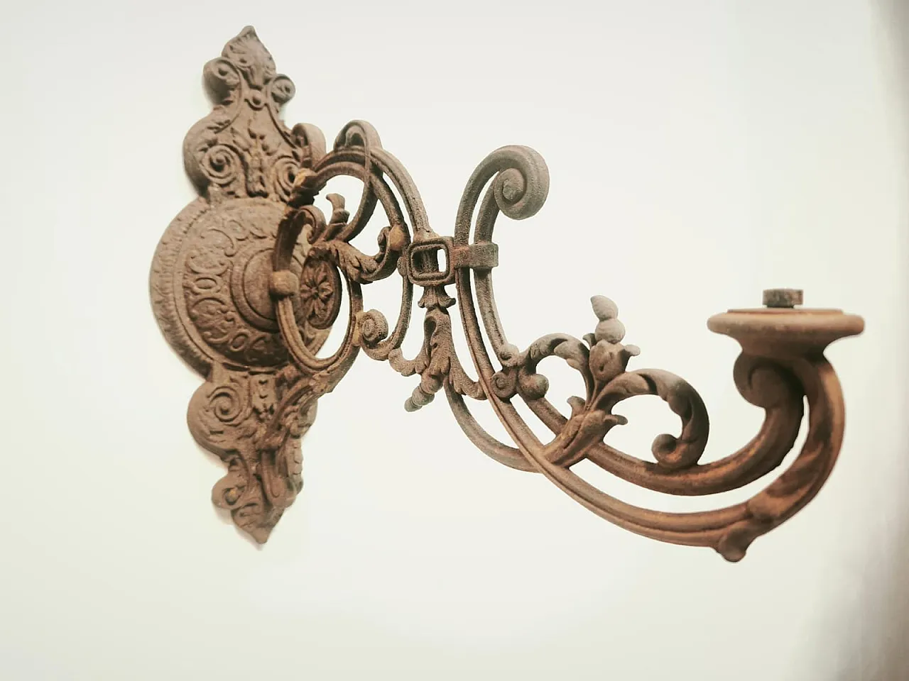 Cast iron srm bracket, 19th century 1