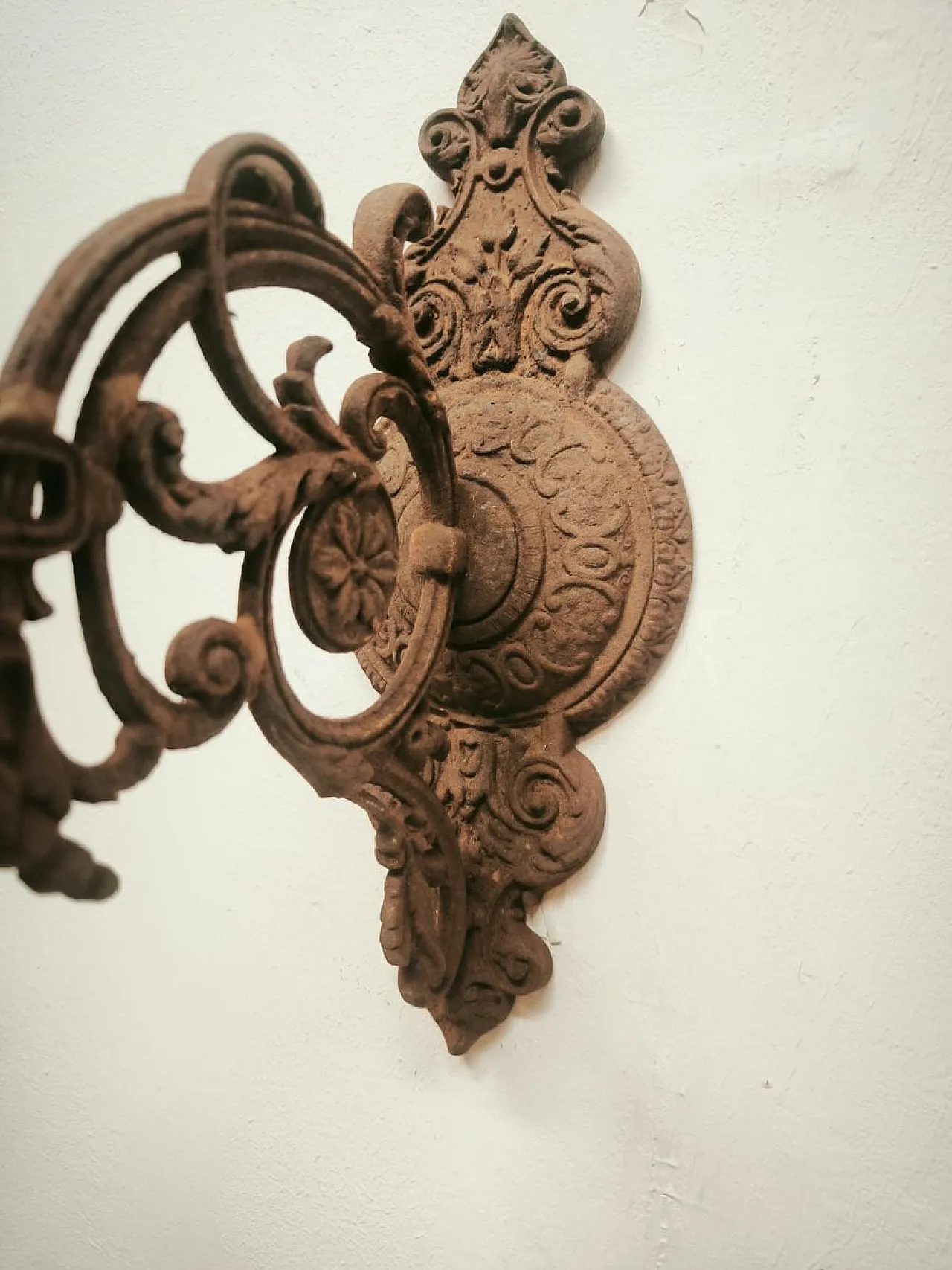 Cast iron srm bracket, 19th century 3