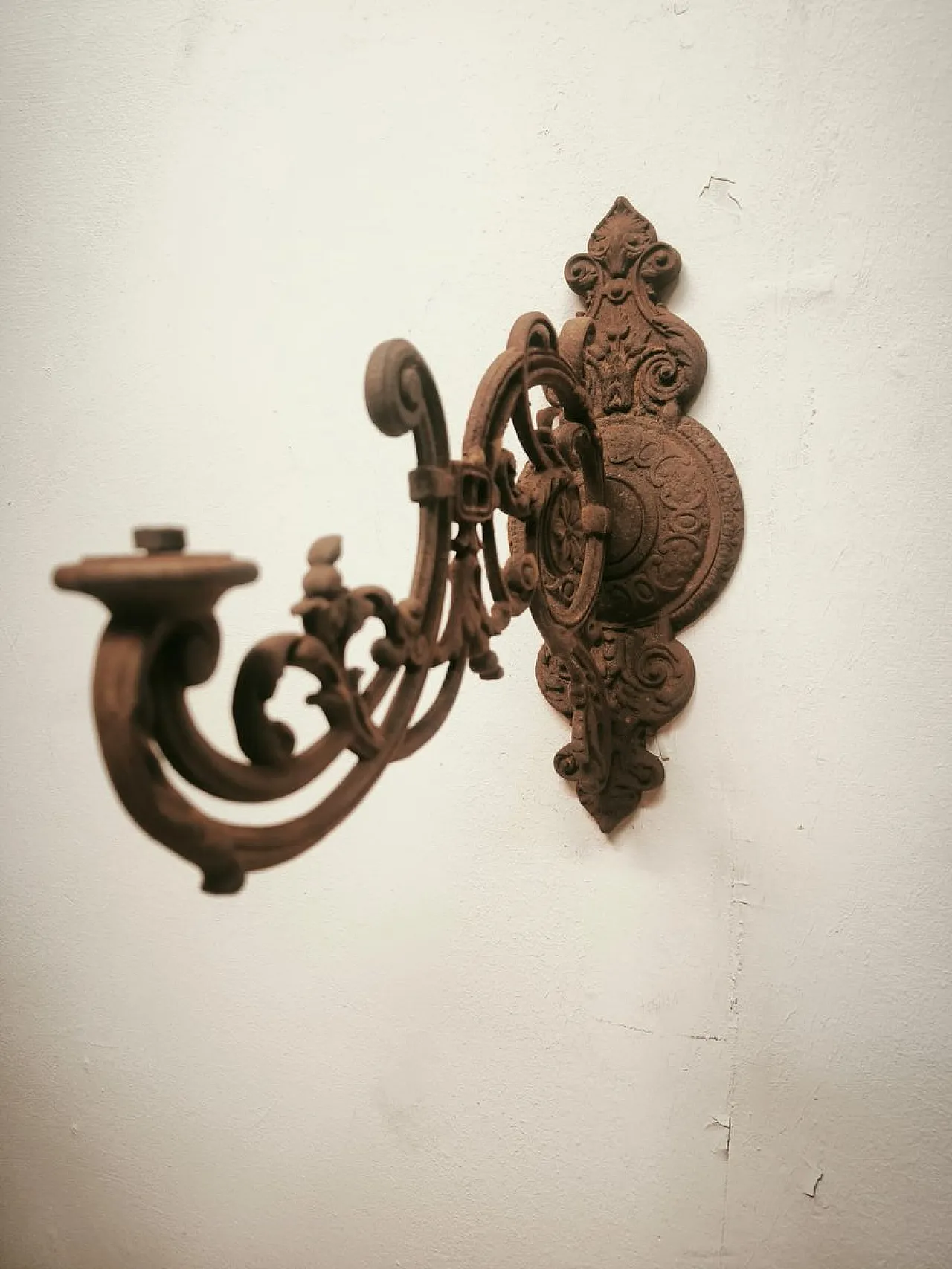 Cast iron srm bracket, 19th century 6