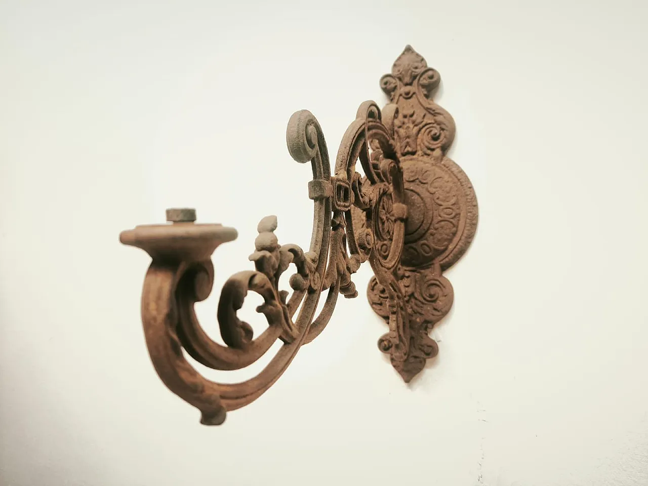 Cast iron srm bracket, 19th century 17