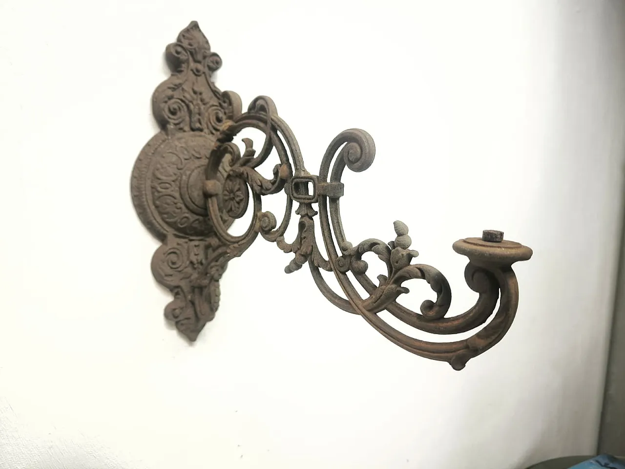 Cast iron srm bracket, 19th century 18