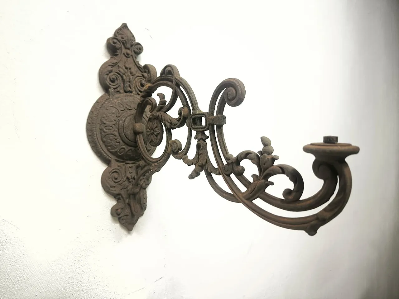 Cast iron srm bracket, 19th century 19