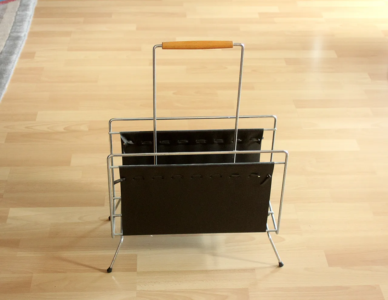 Mid-Century magazine rack in metal and black leather, 1970s 2