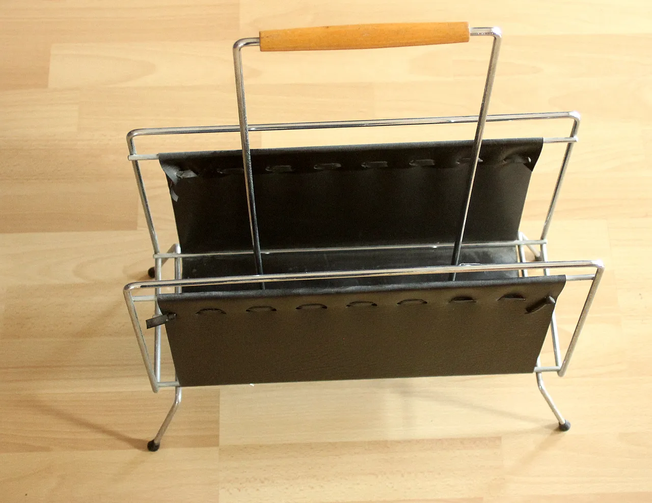 Mid-Century magazine rack in metal and black leather, 1970s 4