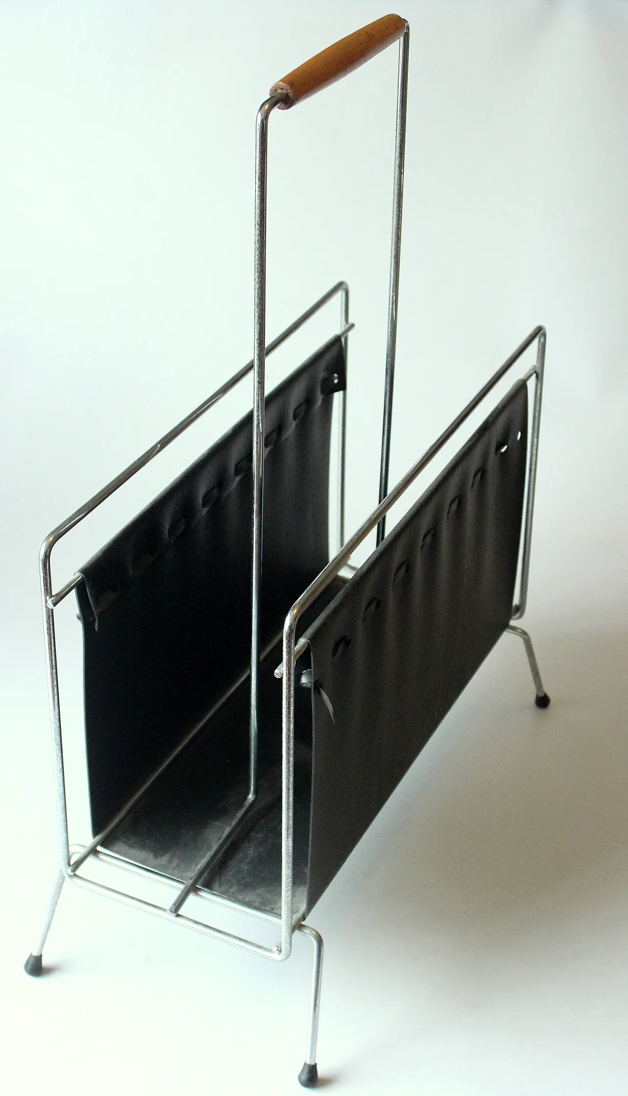 Mid-Century magazine rack in metal and black leather, 1970s 5