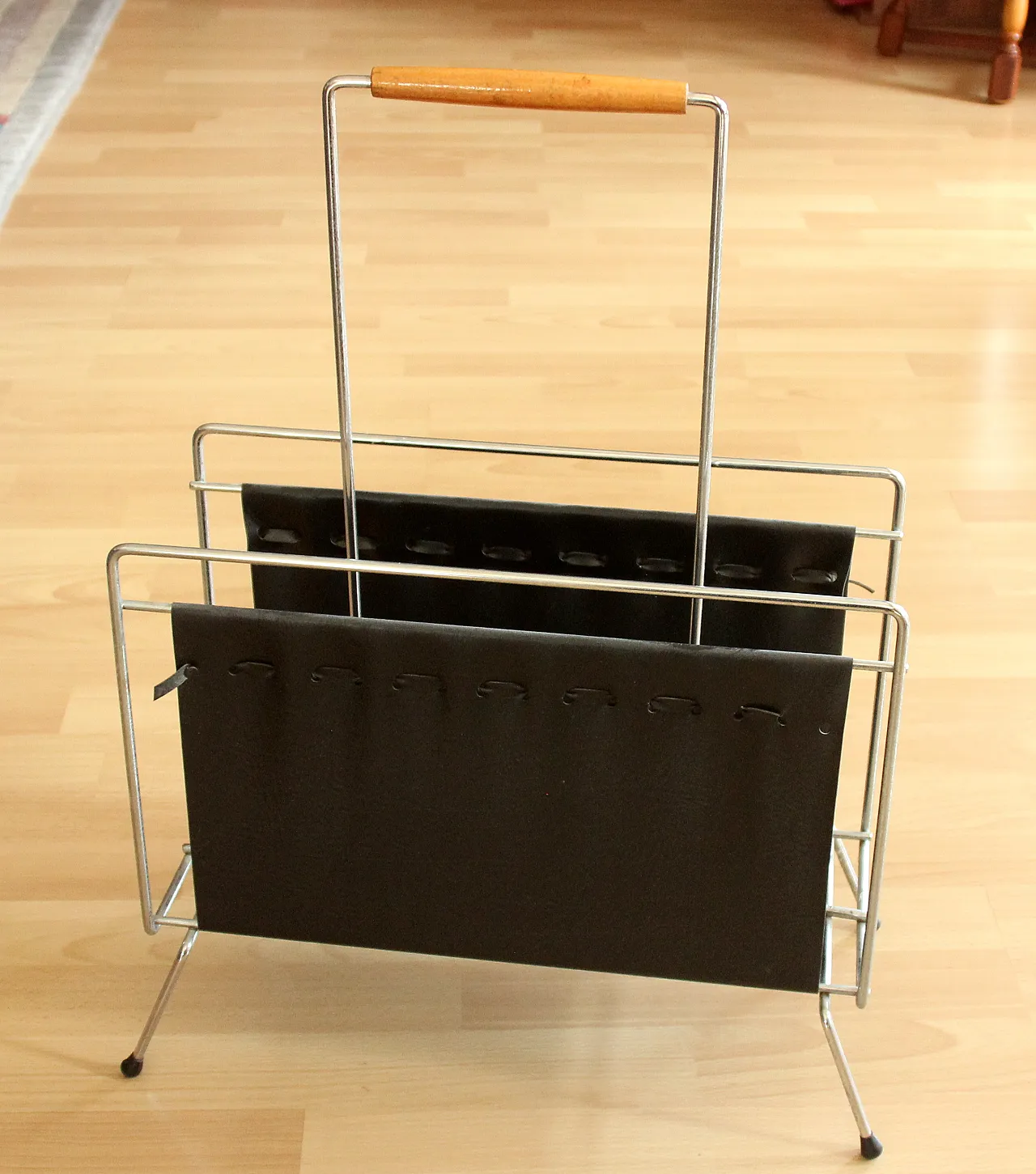 Mid-Century magazine rack in metal and black leather, 1970s 6