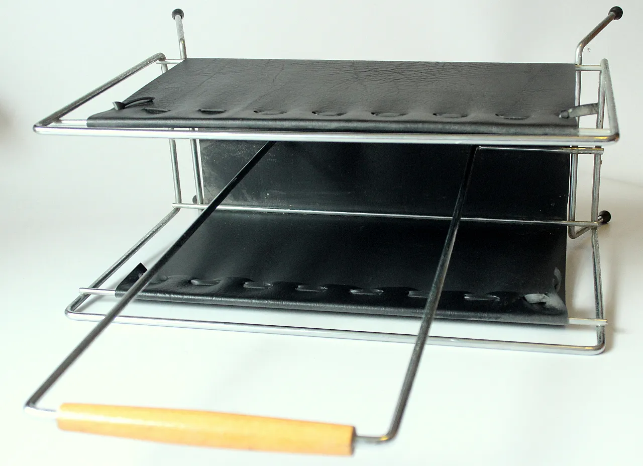 Mid-Century magazine rack in metal and black leather, 1970s 7