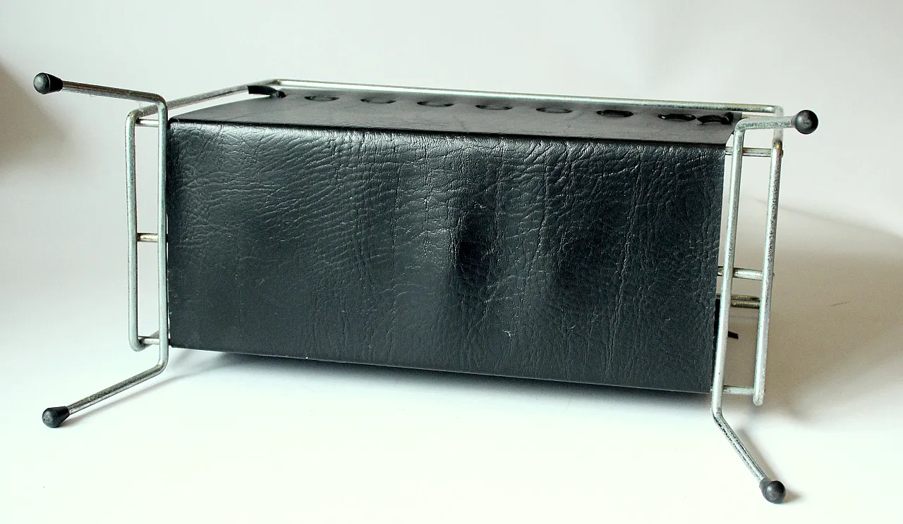 Mid-Century magazine rack in metal and black leather, 1970s 8