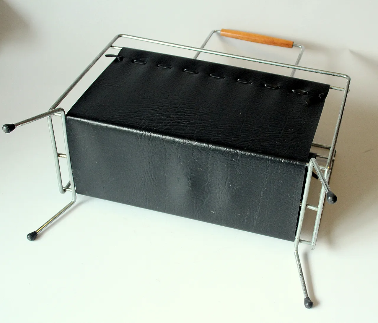 Mid-Century magazine rack in metal and black leather, 1970s 9
