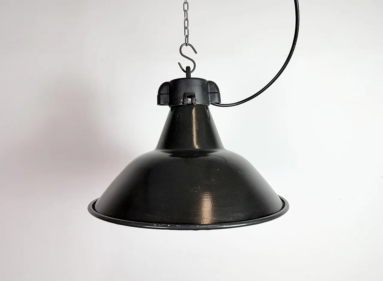 Lampada industriale da fabbrica in smalto nero con piano in ghisa, anni '50 2