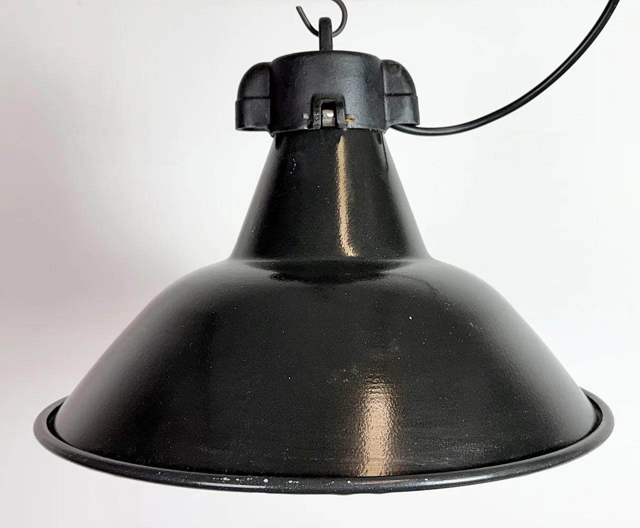 Lampada industriale da fabbrica in smalto nero con piano in ghisa, anni '50 3