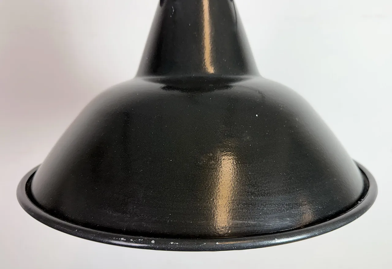Lampada industriale da fabbrica in smalto nero con piano in ghisa, anni '50 4