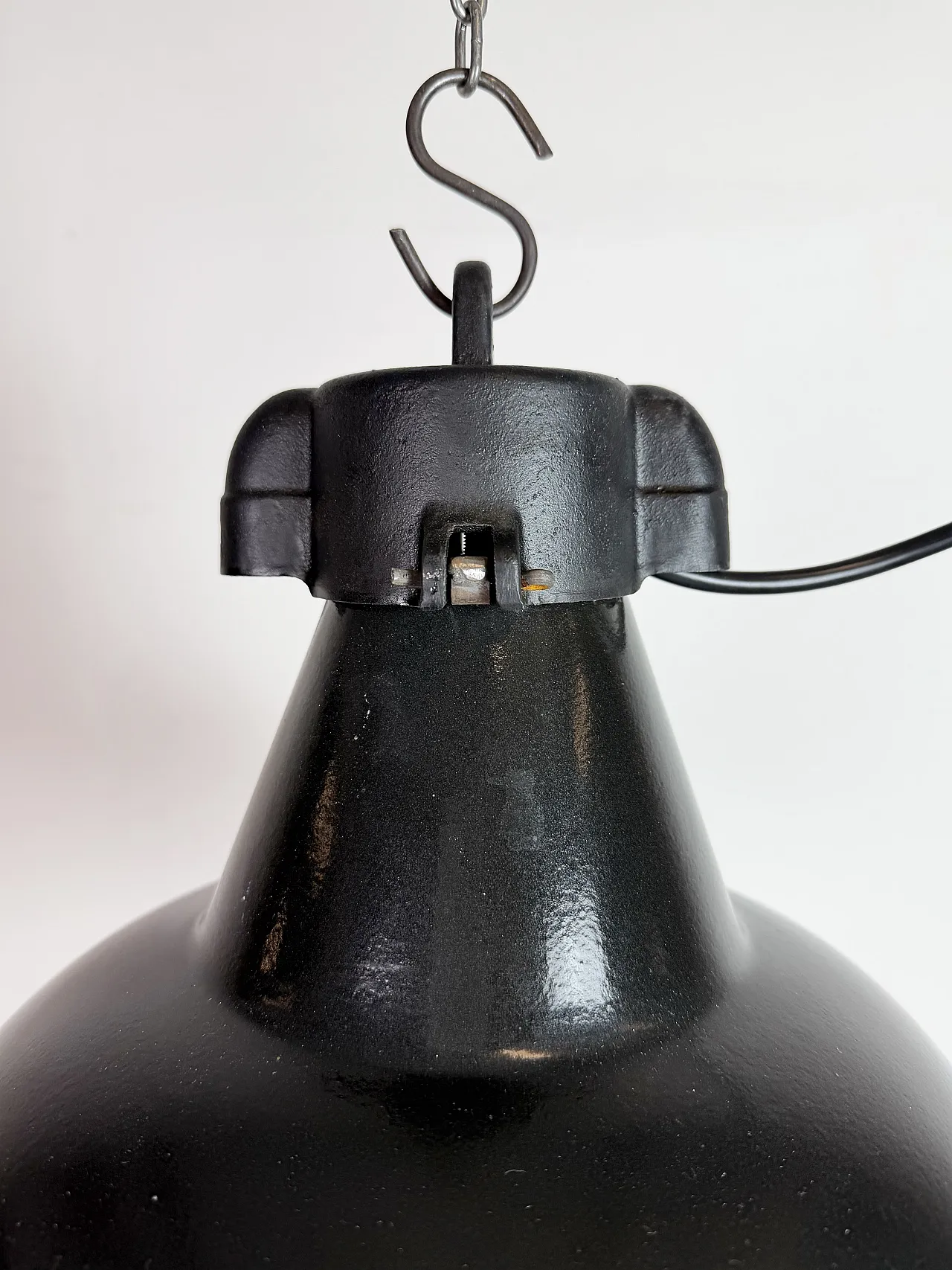 Lampada industriale da fabbrica in smalto nero con piano in ghisa, anni '50 5