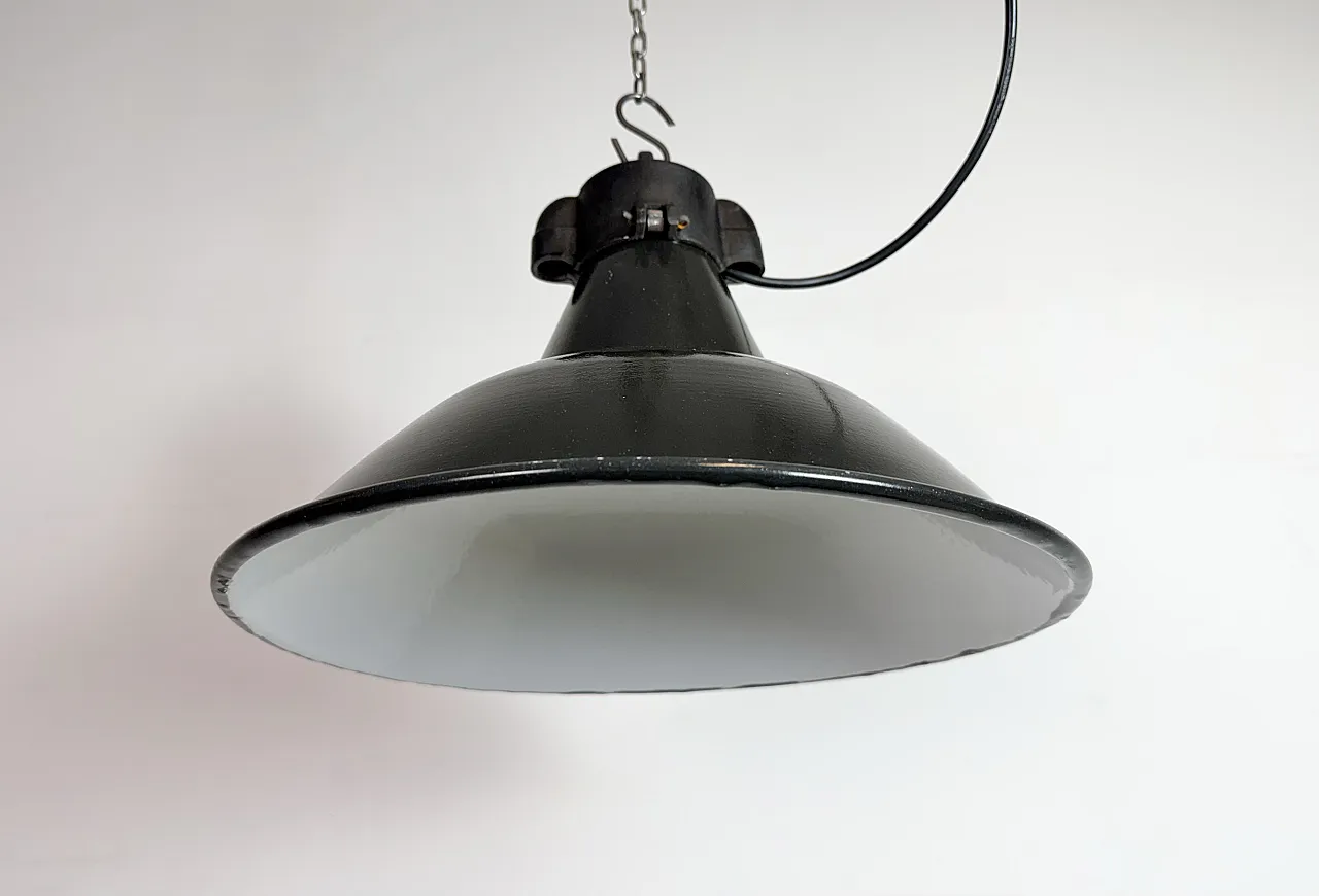 Lampada industriale da fabbrica in smalto nero con piano in ghisa, anni '50 8