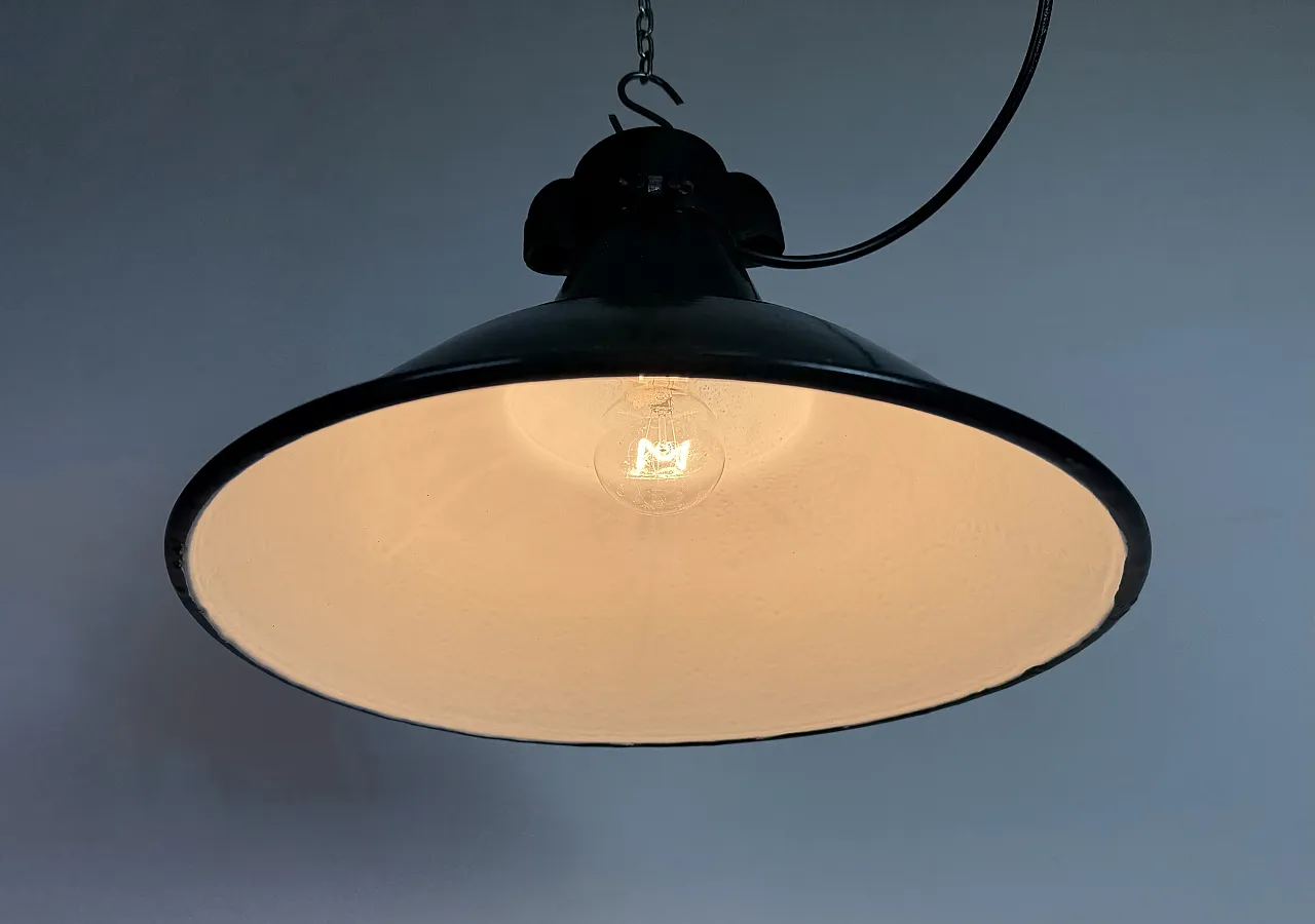 Lampada industriale da fabbrica in smalto nero con piano in ghisa, anni '50 9