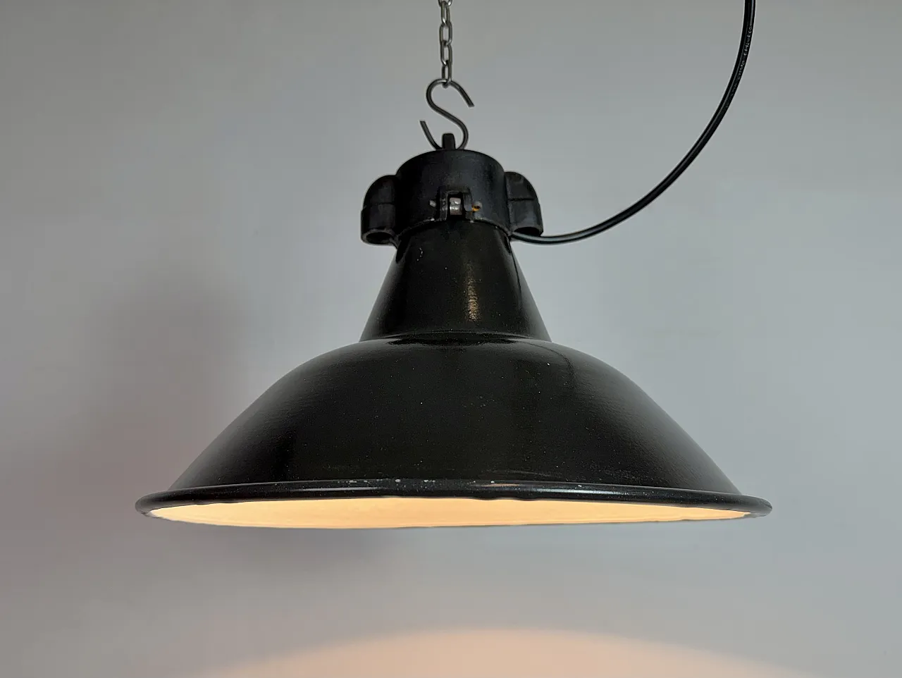 Lampada industriale da fabbrica in smalto nero con piano in ghisa, anni '50 10