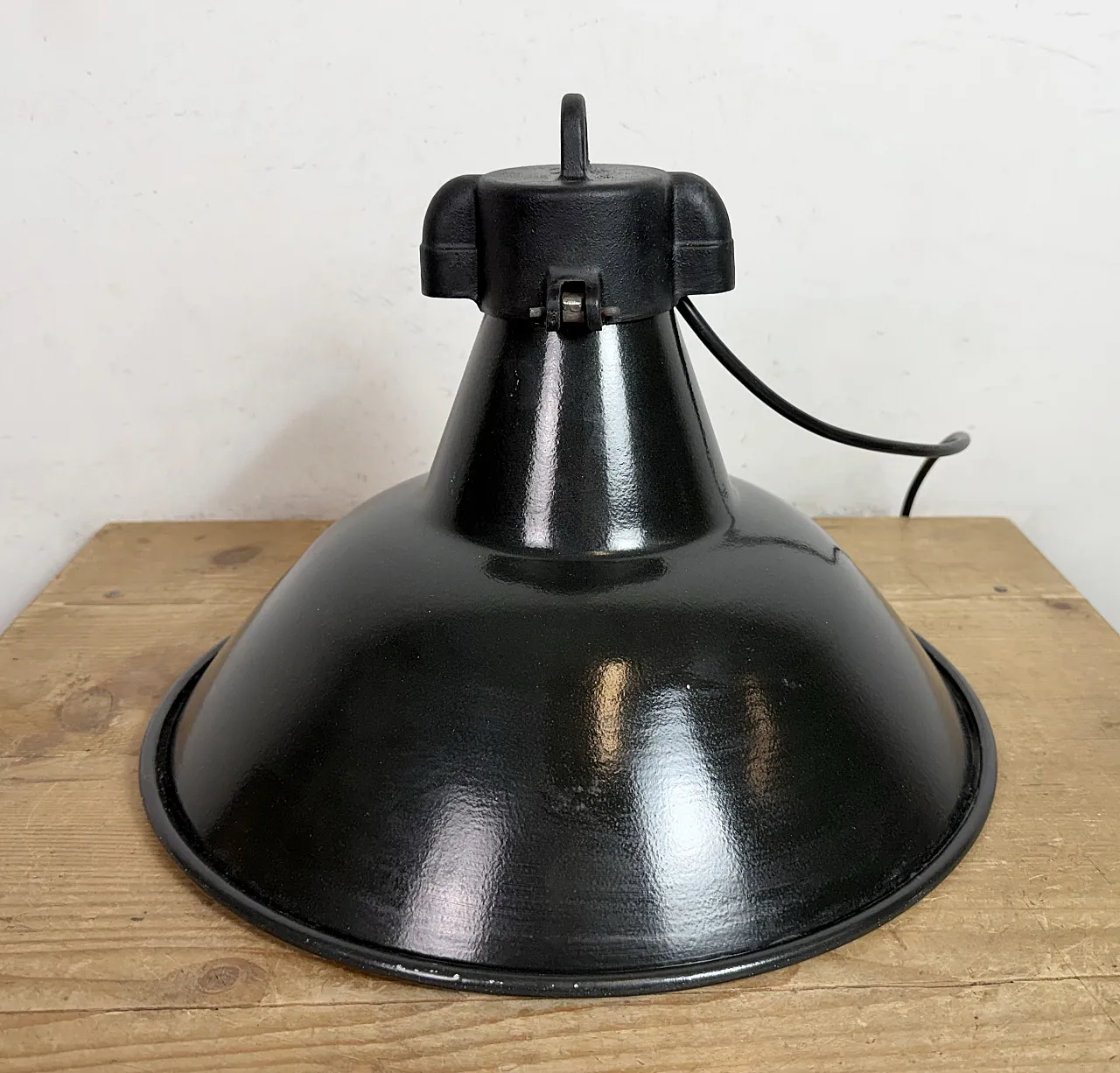 Lampada industriale da fabbrica in smalto nero con piano in ghisa, anni '50 11