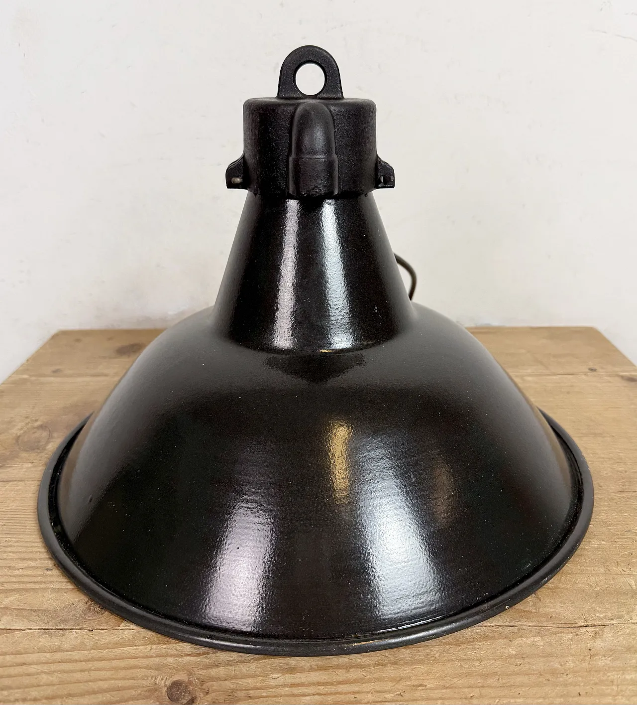 Lampada industriale da fabbrica in smalto nero con piano in ghisa, anni '50 12