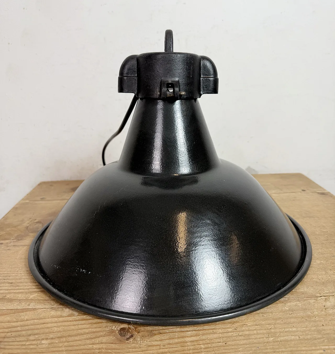 Lampada industriale da fabbrica in smalto nero con piano in ghisa, anni '50 13