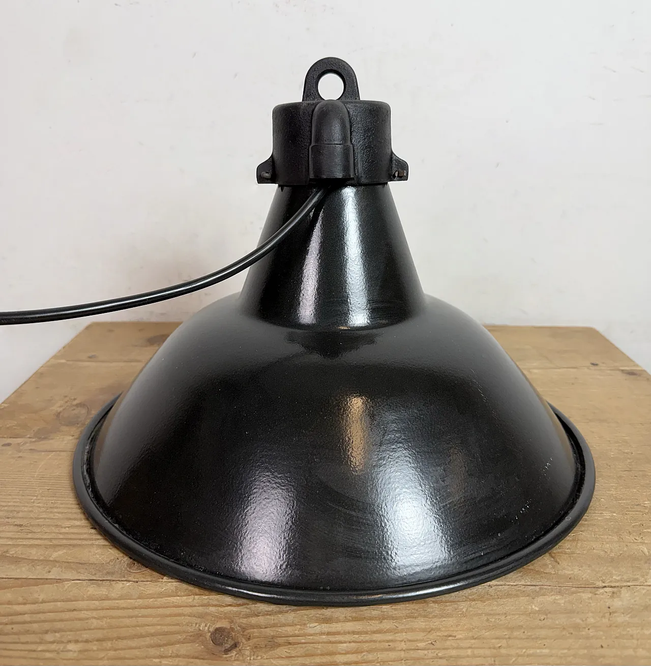 Lampada industriale da fabbrica in smalto nero con piano in ghisa, anni '50 15