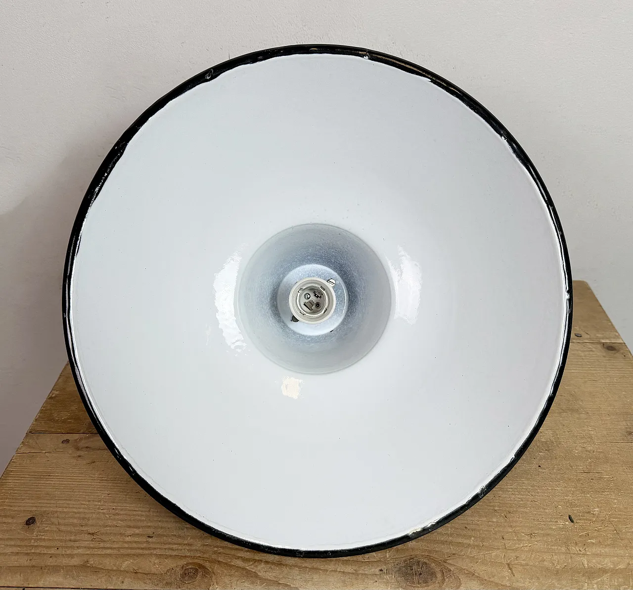 Lampada industriale da fabbrica in smalto nero con piano in ghisa, anni '50 16