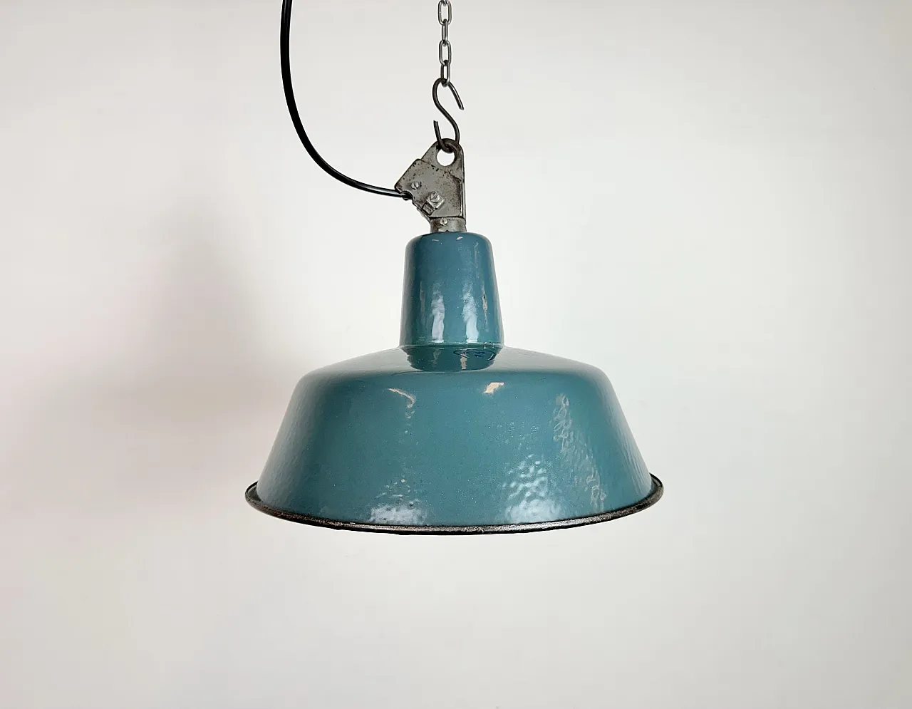 Lampada industriale da fabbrica smaltata a petrolio con piano in ghisa, anni '60 2