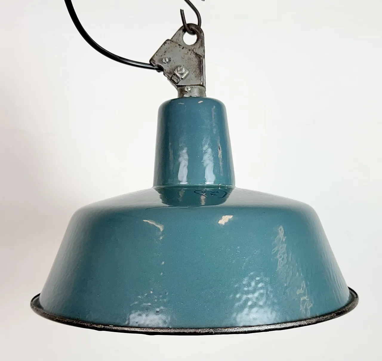 Lampada industriale da fabbrica smaltata a petrolio con piano in ghisa, anni '60 3