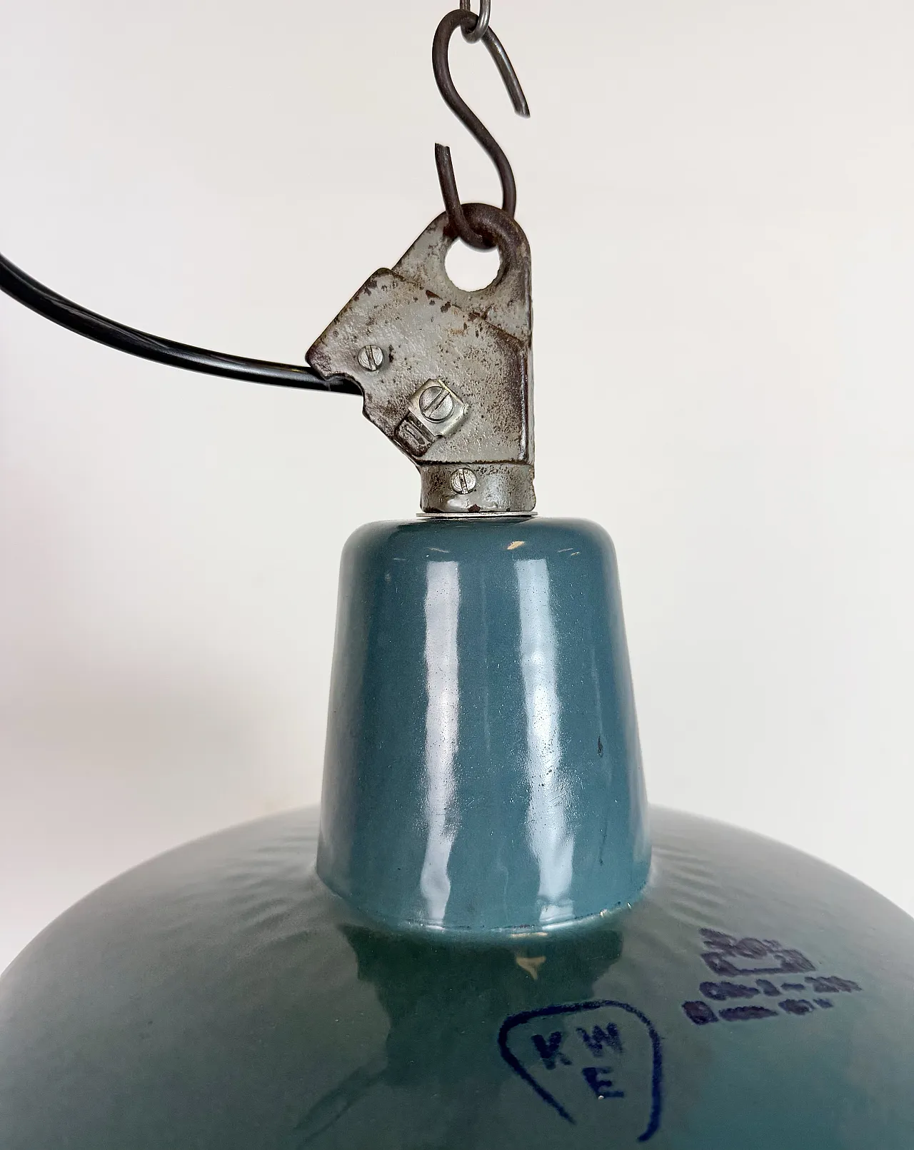 Lampada industriale da fabbrica smaltata a petrolio con piano in ghisa, anni '60 4