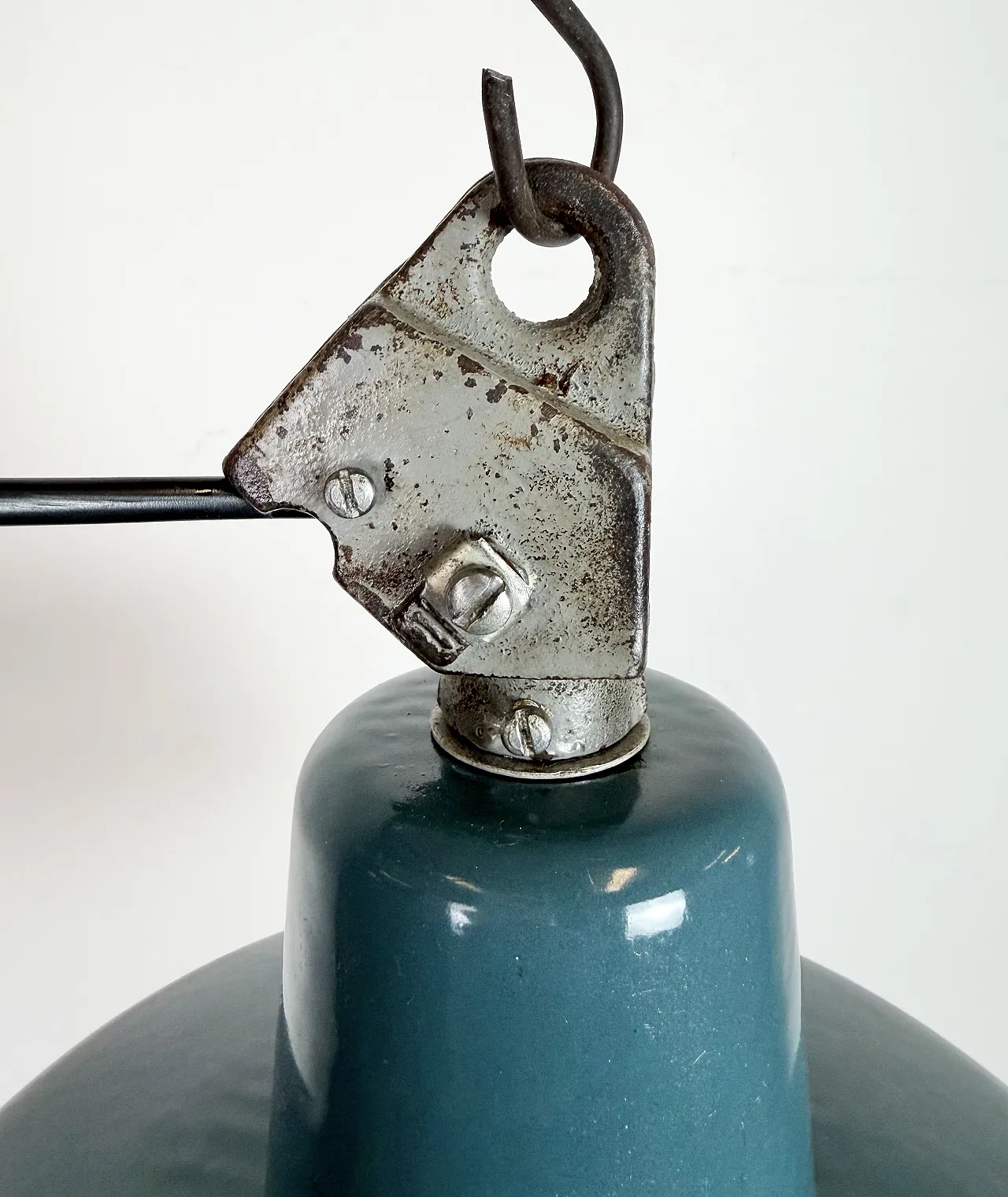 Lampada industriale da fabbrica smaltata a petrolio con piano in ghisa, anni '60 7