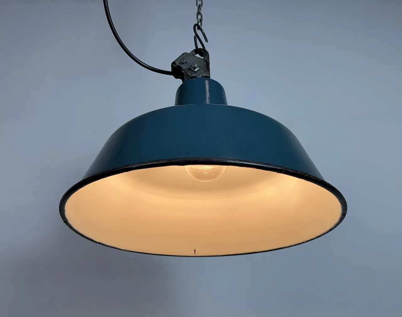 Lampada industriale da fabbrica smaltata a petrolio con piano in ghisa, anni '60 8