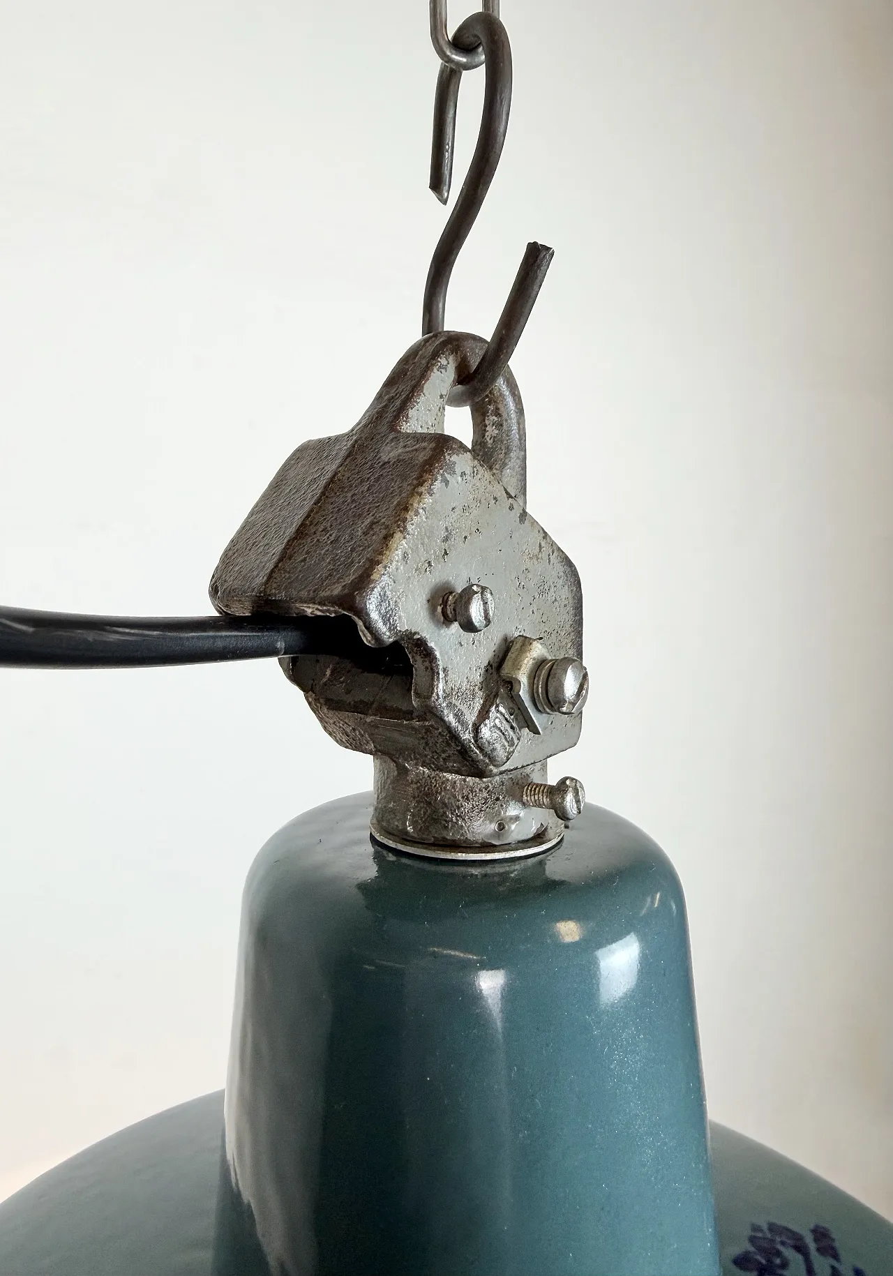 Lampada industriale da fabbrica smaltata a petrolio con piano in ghisa, anni '60 10