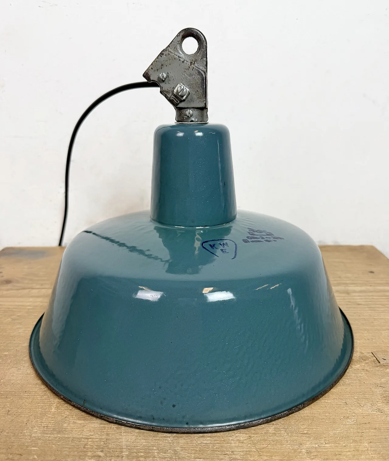 Lampada industriale da fabbrica smaltata a petrolio con piano in ghisa, anni '60 13
