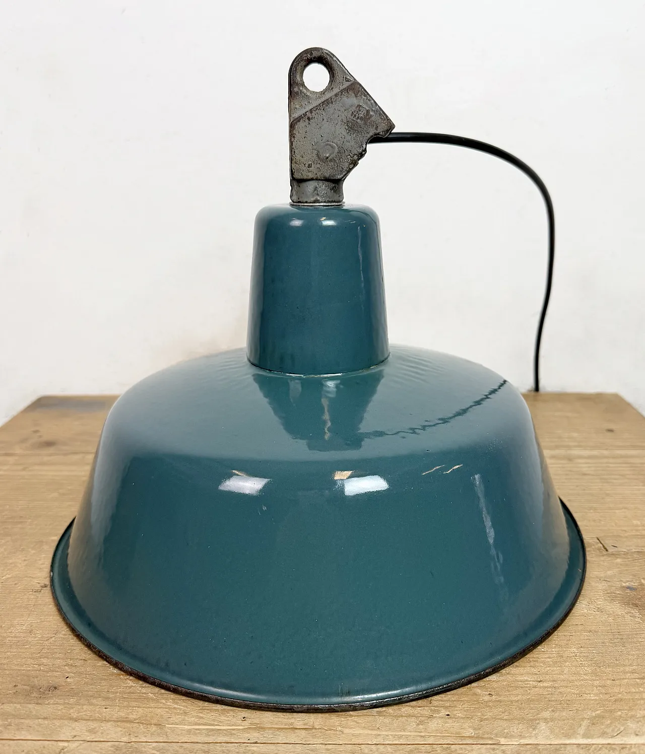 Lampada industriale da fabbrica smaltata a petrolio con piano in ghisa, anni '60 15