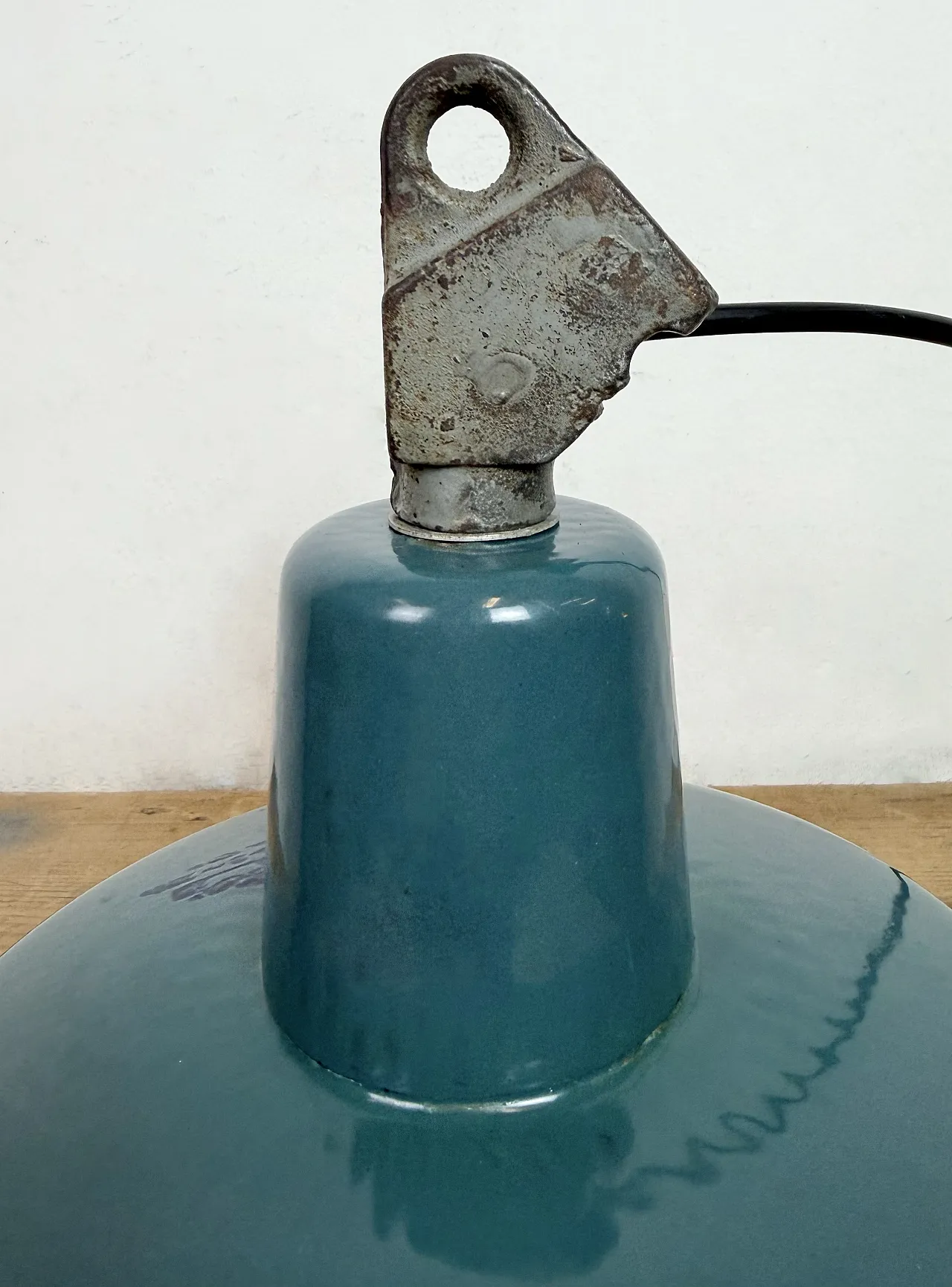 Lampada industriale da fabbrica smaltata a petrolio con piano in ghisa, anni '60 16