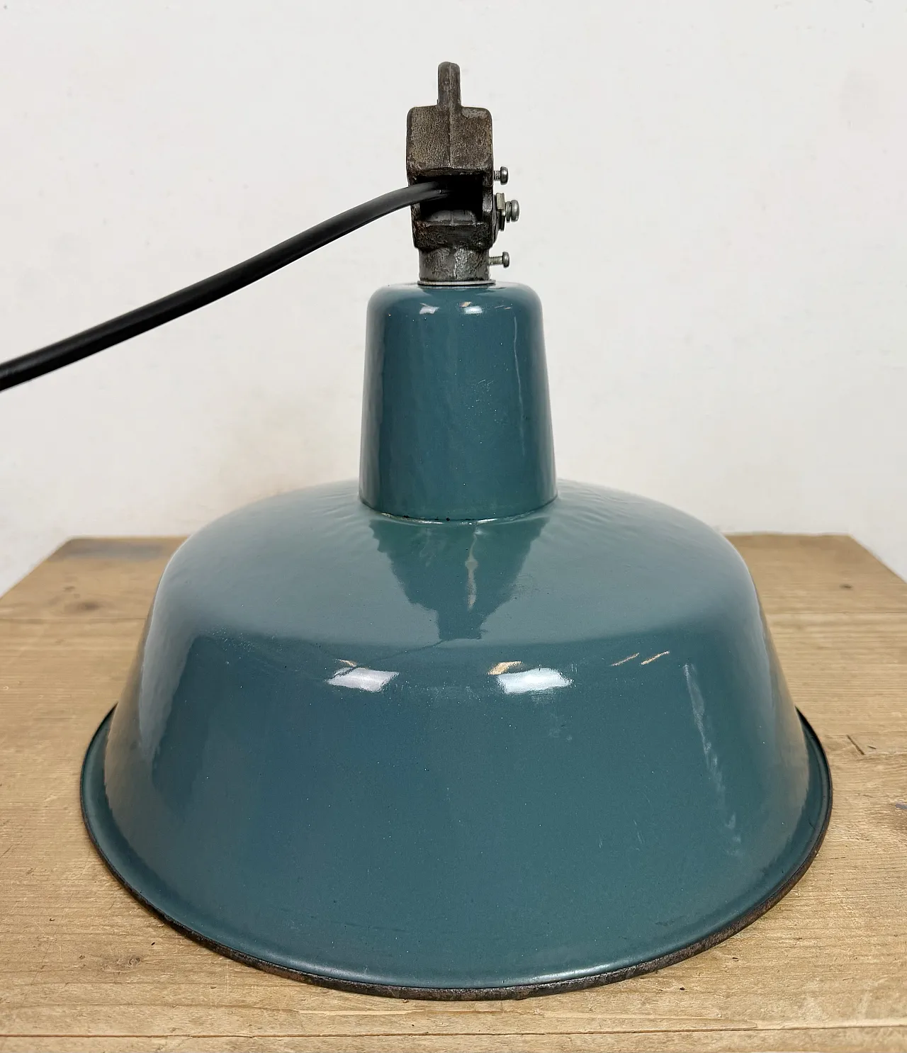 Lampada industriale da fabbrica smaltata a petrolio con piano in ghisa, anni '60 17