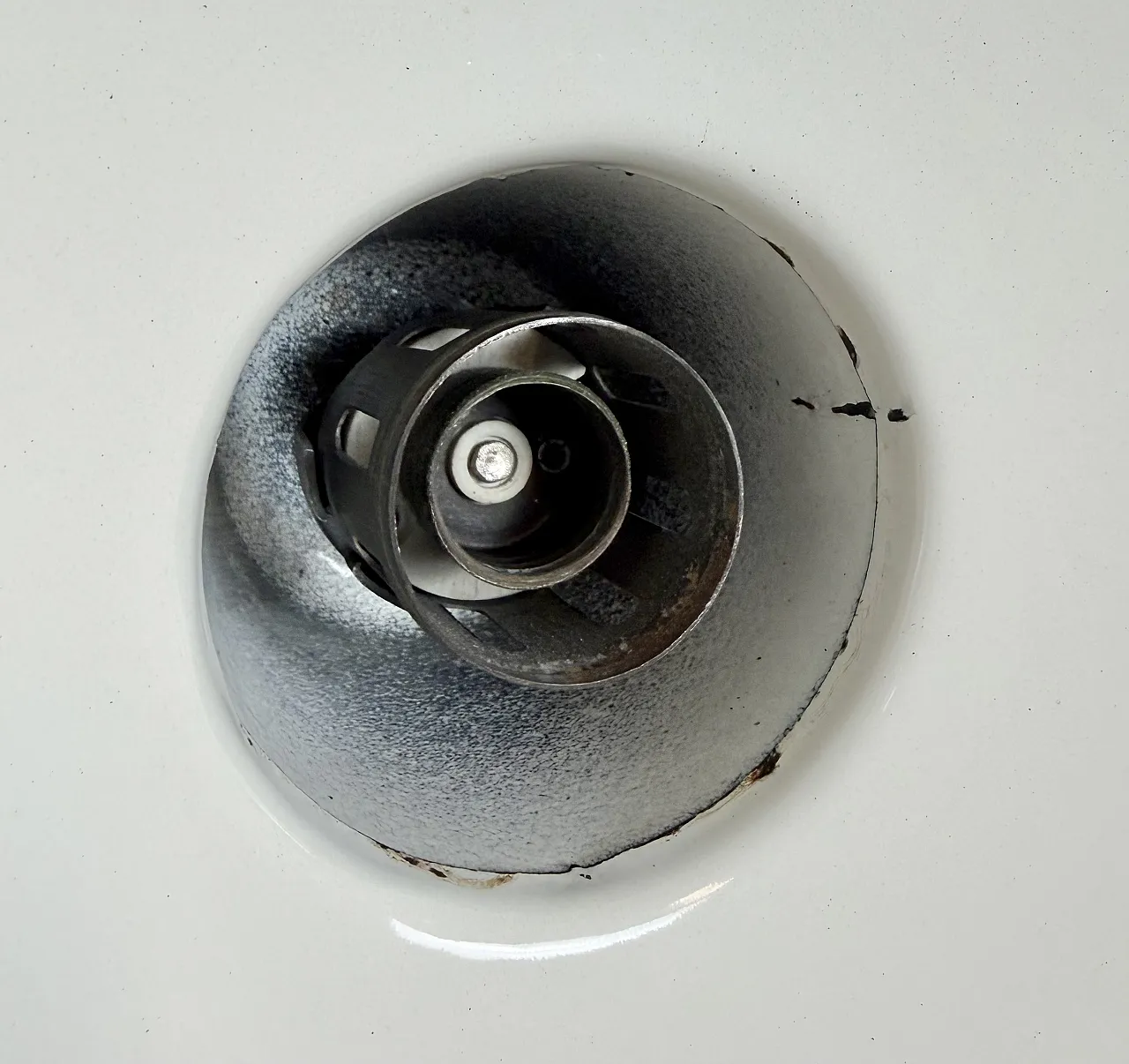 Lampada industriale da fabbrica smaltata a petrolio con piano in ghisa, anni '60 19