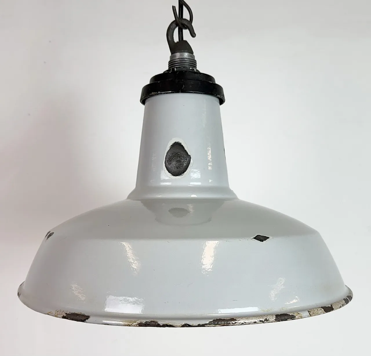 Lampada a sospensione industriale di fabbrica in smalto grigio, anni '60 3