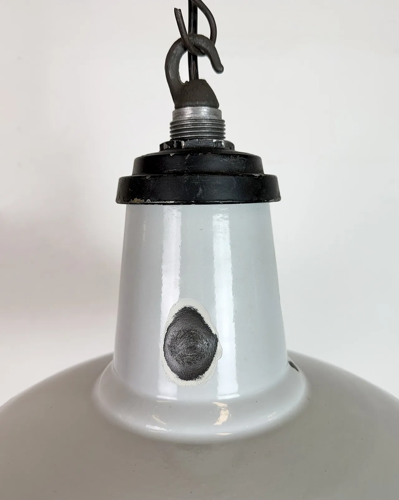 Lampada a sospensione industriale di fabbrica in smalto grigio, anni '60 4