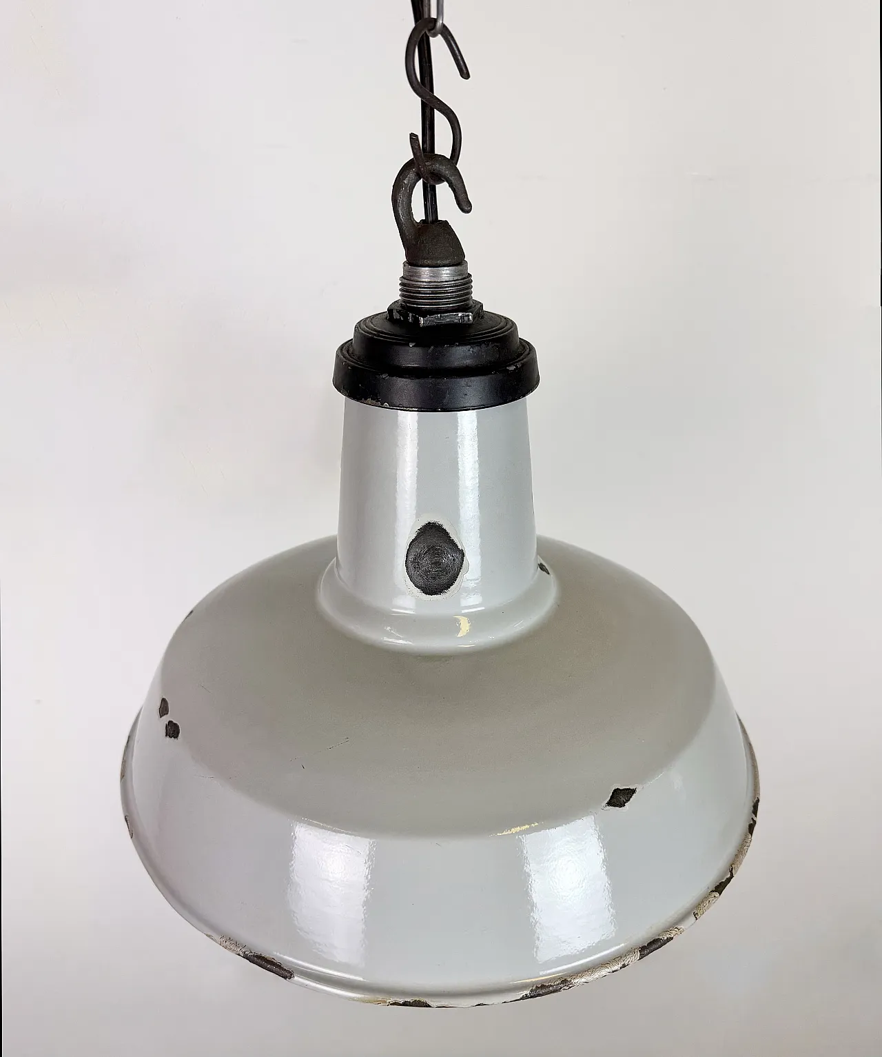Lampada a sospensione industriale di fabbrica in smalto grigio, anni '60 6