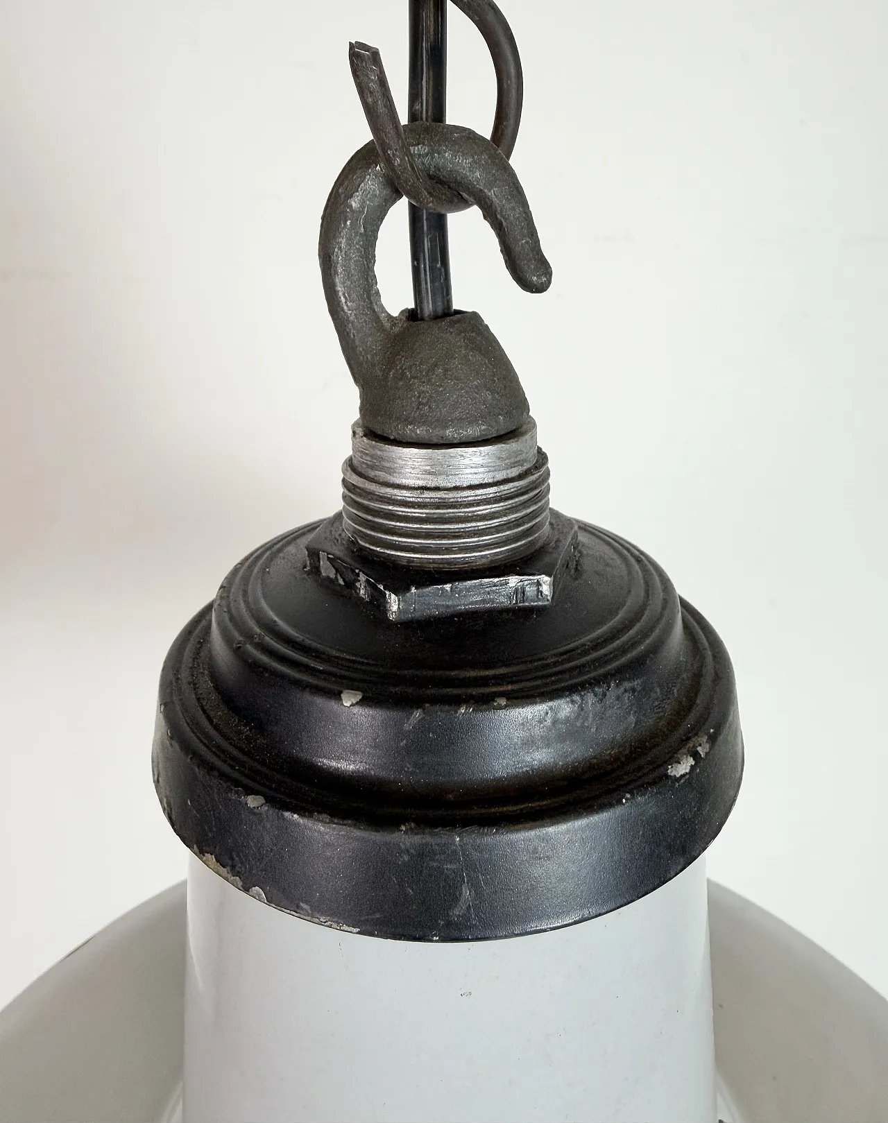 Lampada a sospensione industriale di fabbrica in smalto grigio, anni '60 7